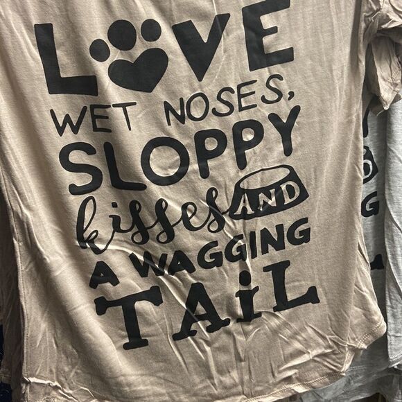 Love wet noses sloppy kisses and a wagging tail T-shirt - Picture 2 of 2